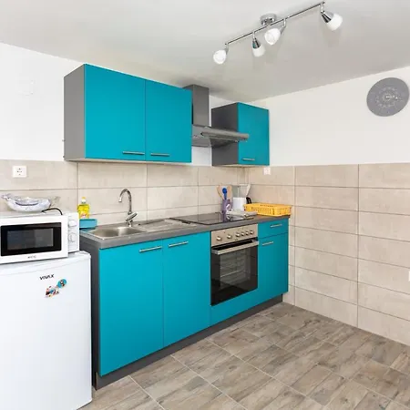 Labain Apartment Pag Town